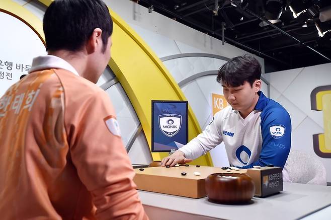원익의 주장 박정환 9단(오른쪽)이 팀 우승을 확정 짓는 대국을 벌이고 있다.(사진 한국기원 제공)