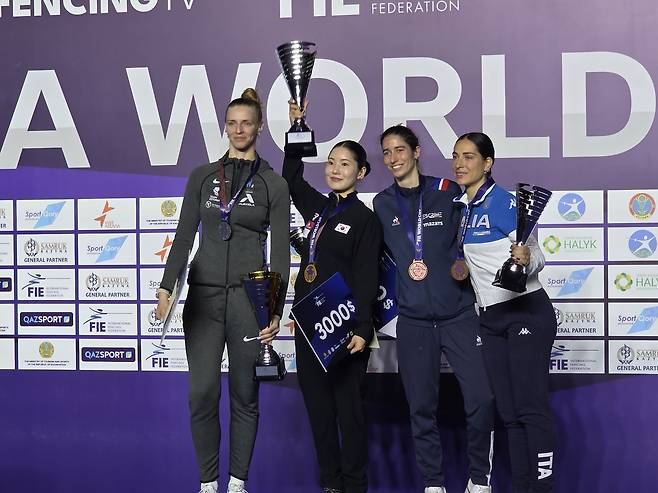 펜싱 송세라(왼쪽에서 2번째)가 28일(현지시간) 열린 FIE 에페 월드컵 여자 개인전에서 금메달을 딴 뒤 시상식에서 포즈를 취하고 있다. (대한펜싱협회 제공)