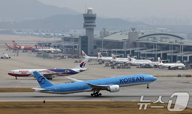 인천국제공항 계류장에서 대한항공 항공기가 이륙을 위해 이동하고 있다. ⓒ 뉴스1 박정호 기자