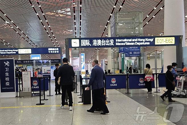 중국인 사업가가 30일 오전 8시 5분 베이징을 출발해 평양으로 향하는 CA121 항공편 탑승 수속을 마친 후 출국하고 있다. ⓒ 뉴스1 정은지 특파원