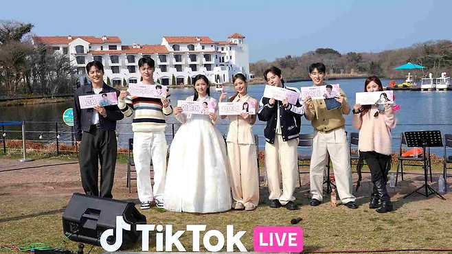 틱톡 라이브 크리에이터 7인이 지난 27일 제주 에코랜드 테마파크에서 '틱톡 라이브 제주 에코랜드 봄 버스킹'을 진행했다. (틱톡 제공)