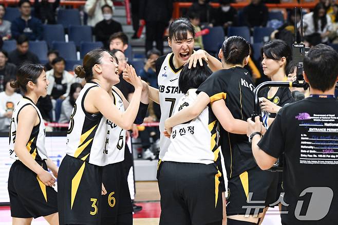 30일 부산 사직체육관에서 열린 2025-2026 여자프로농구(WKBL) 부산 BNK 썸과 청주 KB 스타즈의 경기에서 BNK를 상대로 94대 69 승리를 거둔 KB선수들이 정규리그 우승을 확정지으며 기쁨을 나누고 있다. (WKBL 제공. 재판매 및 DB금지) 2026.3.30 ⓒ 뉴스1