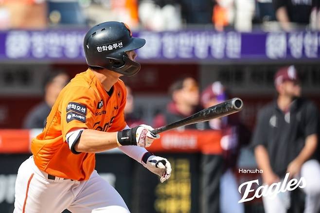 한화 오재원이 28일 대전 한화생명 볼파크에서 열린 2026 KBO리그 정규시즌 키움과 개막전에서 안타를 치고 있다. 사진 | 한화 이글스