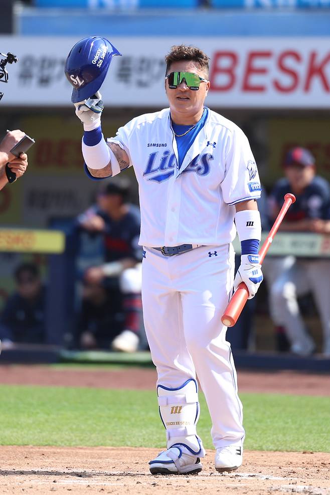 삼성 최형우가 28일 대구삼성라이온즈파크에서 열린 2026 KBO리그 정규시즌 개막전 롯데와 경기에서 1회말 첫 타석에 들어서기 전 관중들에게 인사하고 있다. 사진 | 삼성 라이온즈