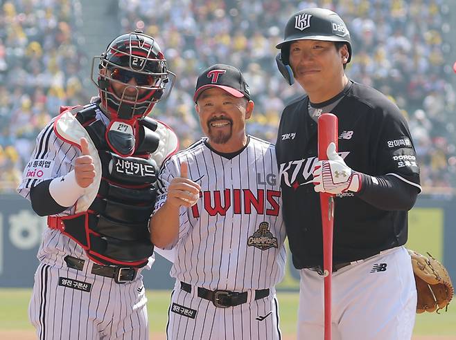 KBO리그 정규시즌 개막일인 28일 잠실구장에서 열린 KT와 LG 경기에서 LG 김용일 수석트레이닝 코치가 시구를 마친 뒤 박동원, KT 김현수와 기념촬영을 하고 있다. 사진 | 잠실=연합뉴스
