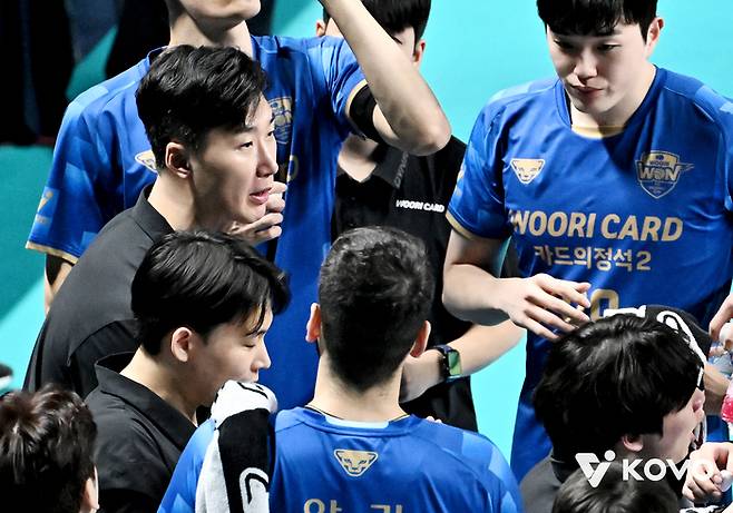 우리카드 박철우(가운데) 감독 대행이 선수들에게 지시하고 있다. 사진 | 한국배구연맹