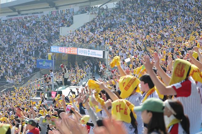 프로야구 정규시즌 개막일인 28일 KT 위즈와 LG 트윈스의 경기가 열린 서울 잠실야구장에서 팬들이 열띤 응원을 펼치고 있다. 사진 | 연합뉴스