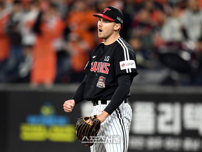 LG 선발투수 톨허스트가 31일 대전 한화생명볼파크에서 열린 2025 KBO 한국시리즈 5차전 한화와 경기 3회말 2사3루 상대 노시환을 헛스윙 삼진으로 처리한 후 환호하고 있다. 대전 | 최승섭기자 thunder@sportsseoul.com