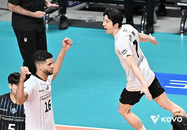 허수봉(오른쪽)과 레오. 사진 | 한국배구연맹