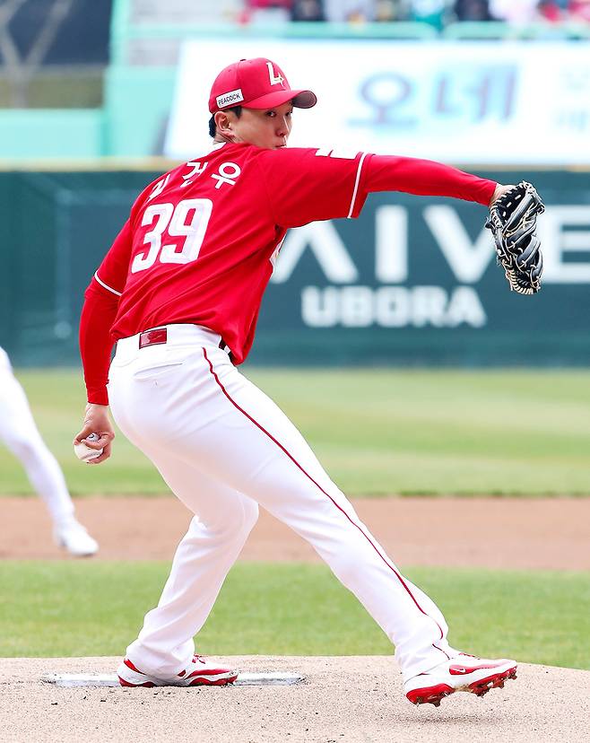 SSG 김건우가 29일 인천SSG랜더스필드에서 열린 2026 KBO리그 정규시즌 KIA와 2차전에서 역투하고 있다. 사진 | SSG 랜더스