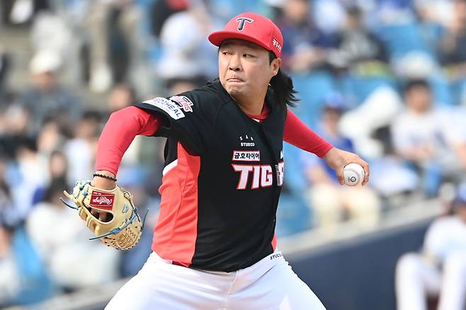 KIA 김범수가 24일 대구삼성라이온즈파크에서 열린 2026 KBO리그 시범경기 삼성전에서 힘차게 공을 던지고 있다. 사진 | KIA 타이거즈