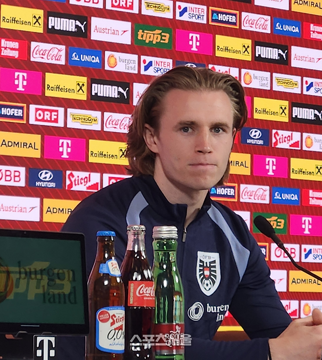 오스트리아 국가대표 패트리크 비머(볼프스부르크)가 한국과 A매치 평가전을 이틀 앞둔 30일(한국시간) 오스트리아 빈에 있는 오스트리아축구협회 캠퍼스에서 진행된 공식 기자회견에 참석해 취재진 질문을 듣고 있다. 사진 | 빈(오스트리아)=김용일 기자