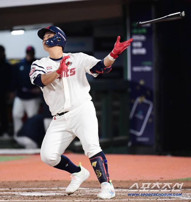 23일 부산 사직야구장에서 열린 KBO리그 롯데와 SSG의 경기. 타격하고 있는 롯데 한동희. 부산=송정헌 기자songs@sportschosun.com/2024.04.23/