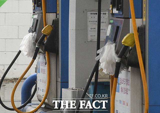 제유가가 상승 흐름을 이어가고 있다. 미국 서부텍사스산 원유(WTI) 선물 가격이 100달러를 웃도는 가운데 브렌트유 역시 110달러 선에서 등락을 반복하며 강세를 보이고 있다. /더팩트 DB