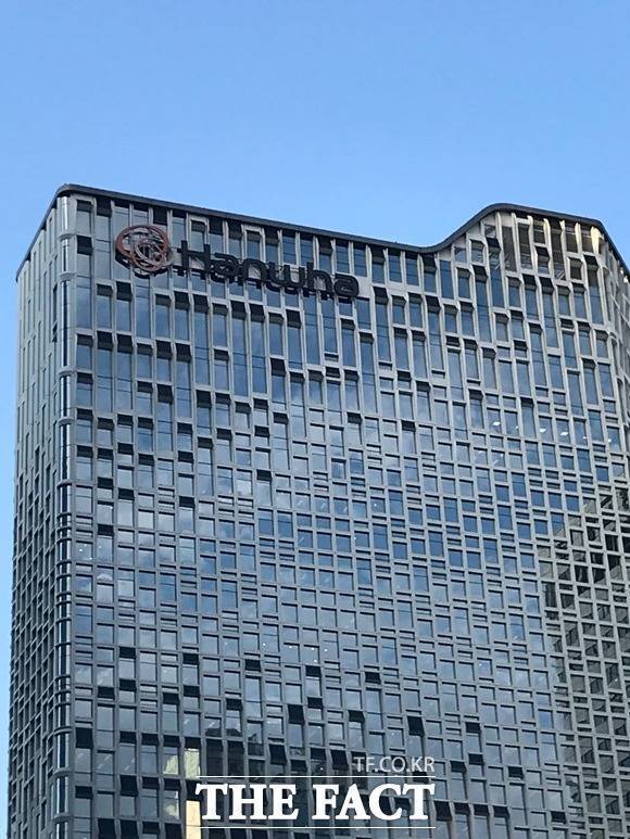 30일 한화솔루션은 장 초반 등락을 오가고 있다. 장중 최저가는 유상증자 전보다 20% 넘게 내린 3만3650원이다. /더팩트 DB