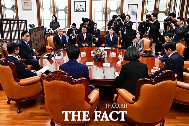 우원식 국회의장이 30일 오후 서울 여의도 국회에서 열린 초당적 개헌추진을 위한 제정당 2차 연석회의에 참석해 모두발언을 하고 있다. /배정한 기자