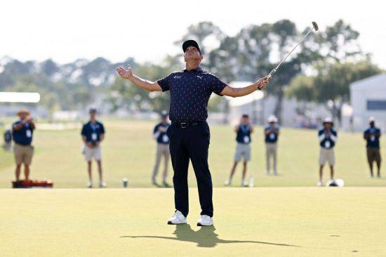 게리 우들랜드가 텍사스 칠드런스 휴스턴 오픈에서 우승을 확정한 뒤 기뻐하고 있다. 휴스턴=AFP연합뉴스