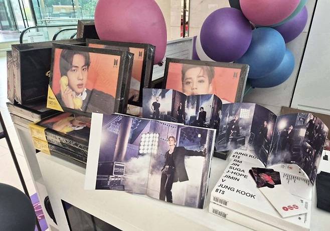 신세계면세점 명동점 K-WAVE존에 방탄소년단(BTS) '아리랑' 앨범과 퍼즐 굿즈 등이 진열돼 있다. 신세계면세점 제공