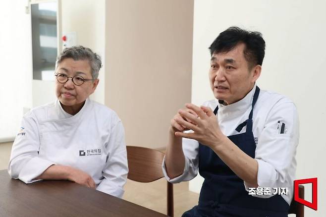 한국의집 조희숙 조리 고문, 김도섭 한식연구팀장이 서울 중구 한국의집에서 아시아경제와 인터뷰 하고 있다. 조용준 기자