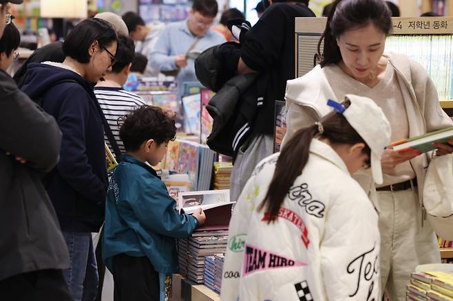 29일 오후 서울 종로구 교보문고 광화문점에서 어린이들이 책을 보고 있다. /박성원 기자