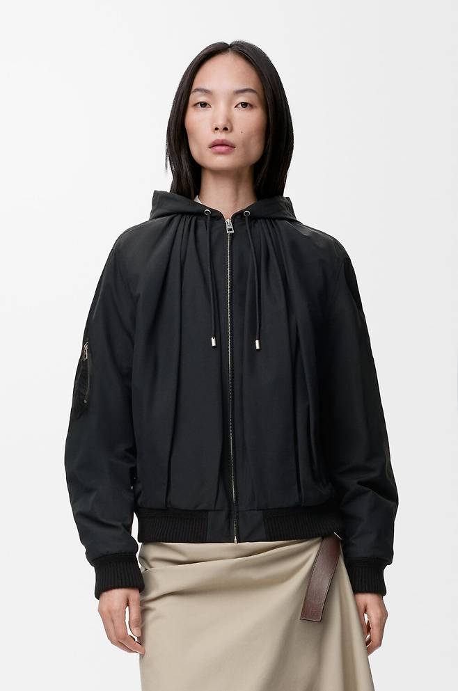 테크니컬 코튼 블렌드 후디드 재킷. 로에베.