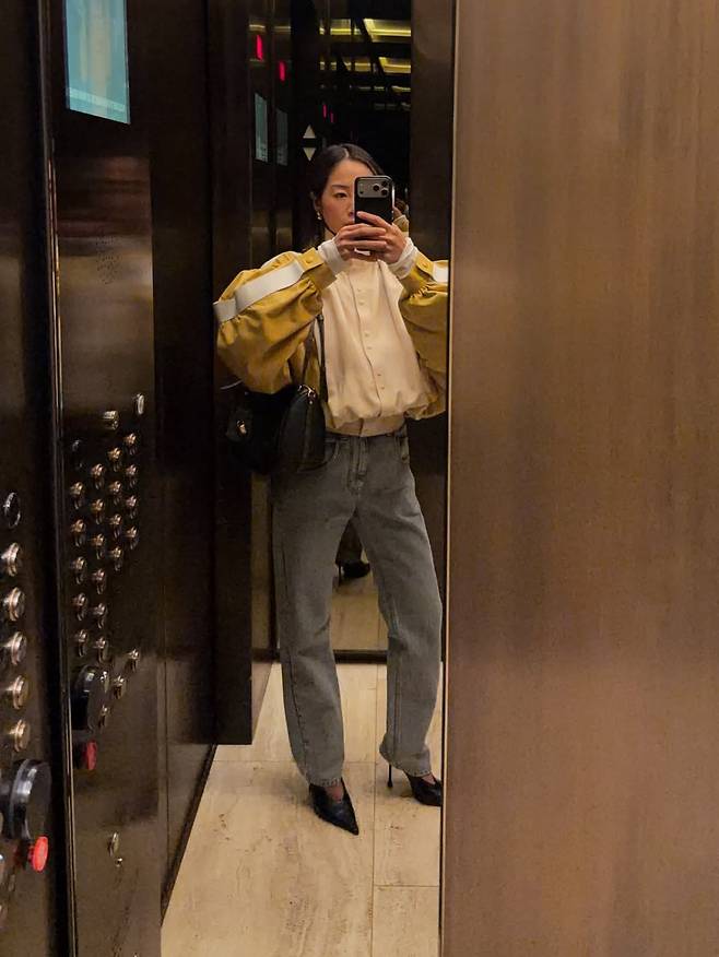 블라우스의 실루엣으로 재해석된 루이 비통의 스포티 재킷과 데님의 매치. @asiatypek