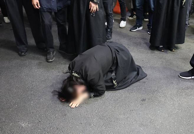 30일 대전의 한 장례식장에서 안전공업 화재 참사 희생자의 마지막 발인이 엄수된 가운데 희생자 오상열씨 아내가 바닥에 쓰러진 채 오열하고 있다. /연합뉴스