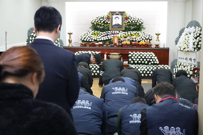 안전공업 화재 참사 희생자의 마지막 발인이 30일 대전의 한 장례식장에서 엄수되고 있다. /연합뉴스