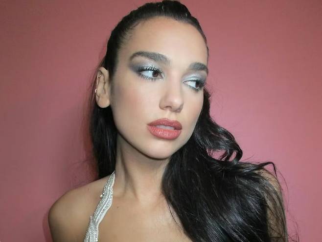 실버와 그라데이션시킨 두아 리파의 데님 블루 메이크업. @dualipa