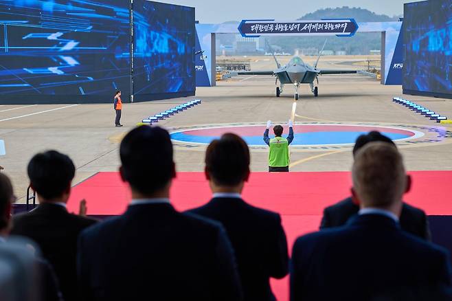 처음 공개된 KF-21 ‘보라매’의 양산 1호기. 청와대 제공