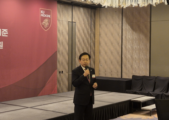 윤을식 고려대학교의료원 의무부총장이 30일 서울 종로구 포시즌스호텔에서 열린 기자간담회에서 동탄 제4병원에 대한 비전을 설명하고 있다. 사진=강중모 기자