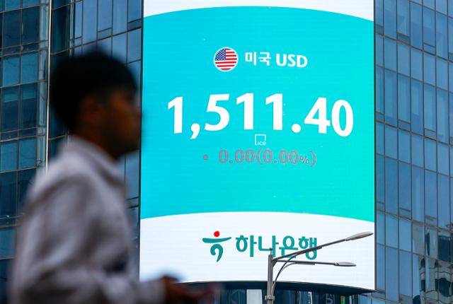 미국과 이란 전쟁 여파로 달러가 강세를 이어가고 있는 29일 서울 중구 하나은행 외벽 전광판에 환율 정보가 표시돼 있다. 뉴시스