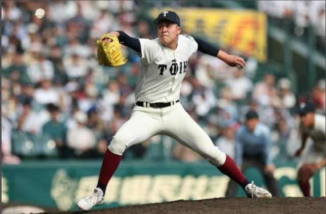 8회 등판 오사카 토인 고교 좌안 카와모토(2년). 사진=아사히 신문