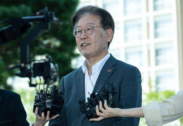 2023년 9월 이재명 당시 더불어민주당 대표가 피의자 조사를 받기 위해 경기 수원시 수원지검 청사에 출석하며 취재진 질문을 받고 있다. 이한호 기자