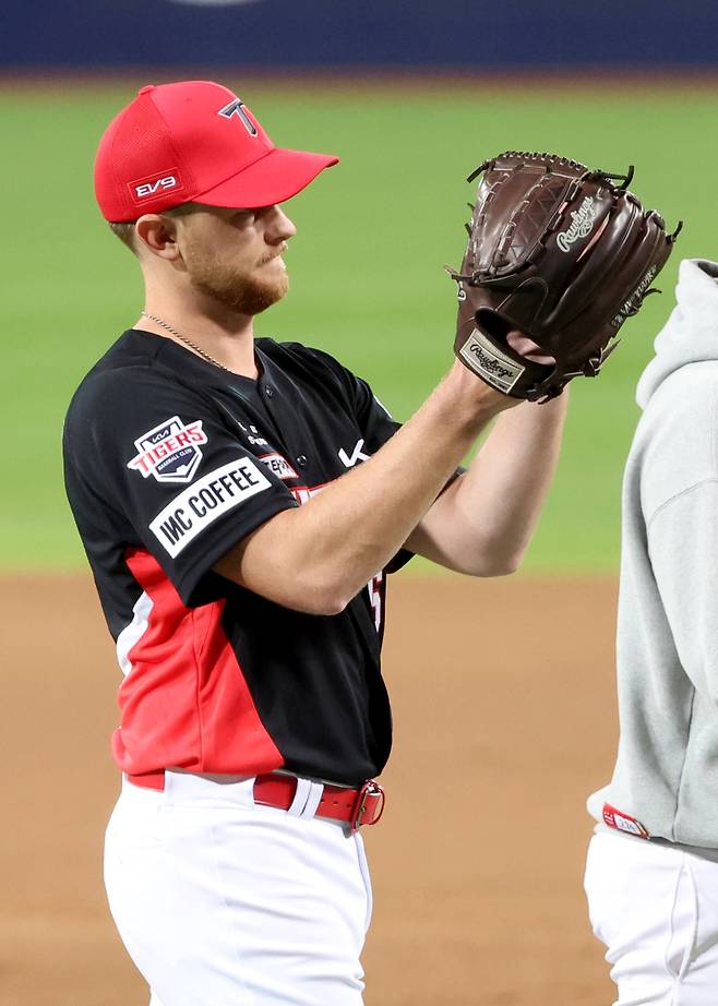 2024 프로야구 KBO 포스트시즌 삼성라이온즈와 KIA타이거즈의 한국시리즈(KS) 3차전 경기가 25일 오후 대구 삼성라이온즈파크에서 열렸다. 6회말 무사 1루 라우어가 강판되며 박수를 치고 있다. 대구=김민규 기자 mgkim1@edaily.co.kr /2024.10.25/