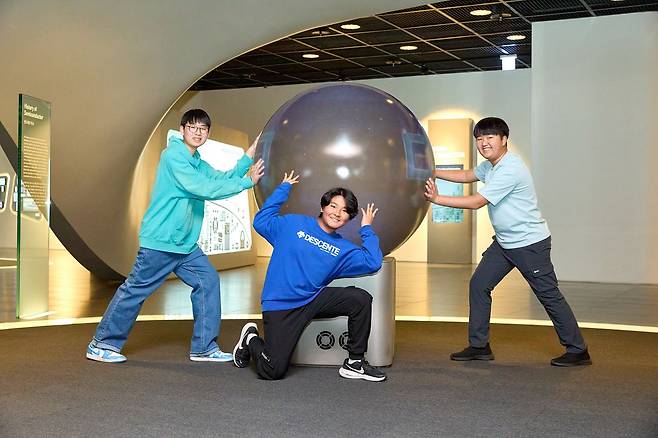 인공지능이 발전함에 따라 반도체의 가치와 중요성이 더 커질 것이라는 예측을 시각화한 모형 앞에서 포즈를 취한 서진하·심믿음·이시온(왼쪽부터) 학생기자