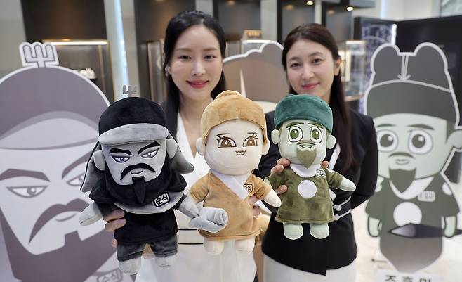 한국조폐공사는 30일 오전 서울 마포구 '화폐제품판매관'에서 MZ세대를 겨냥한 마케팅 캐릭터 '조팸스'를 공개했다. 왼쪽부터 화폐에 담긴 위인을 형상화한 조순식(이순신 장군), 조다임(신사임당), 조훈민(세종대왕). 강정현 기자