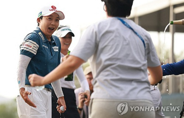 ▲ 29일 애리조나주 피닉스의월윈드 골프 클럽에서 열린 포드 챔피언십에서 우승한 김효주가 18번 그린에서 축하받고 있다. AFP 연합뉴스