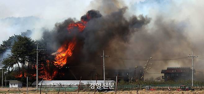 2023년 4월 11일 강원 강릉시 난곡동에서 발생한 산불이 번져 검은 연기가 치솟고 있다. 조태형 기자