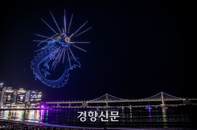 부산 광안리 드론 라이트쇼. 경향신문 자료사진