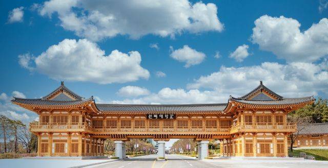 한옥으로 지어진 전북대학교 정문. 전북대 제공