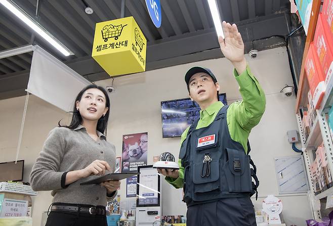 에스원 직원이 AI 보안 솔루션에 대해 설명하고 있다. 에스원