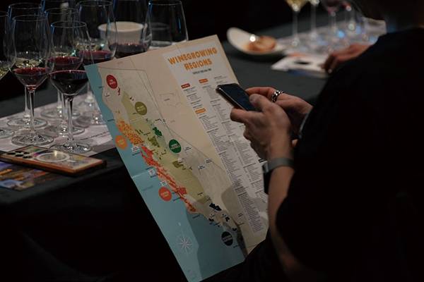 세미나 참석자가 캘리포니아 와인산지 지도를 살펴보고 있다.