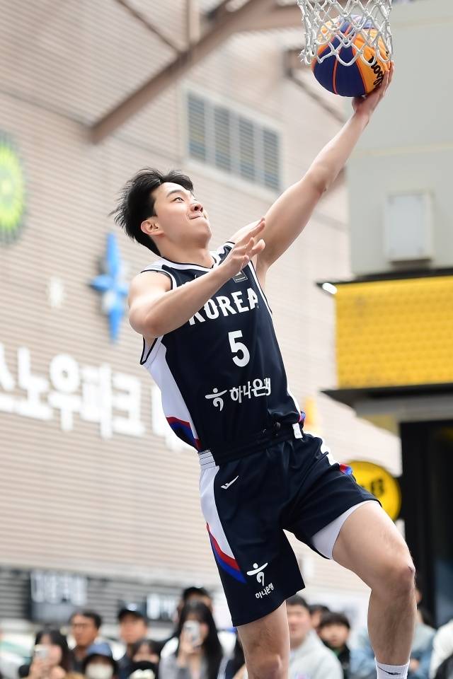 이주영은 “프로에서 잘하고 있는 친구들 덕분에 동계훈련을 더 열심히 한 것 같다. 그 친구들의 경기를 보면서 정말 잘하고 있다는 생각을 했다. 나도 여기서 더 치고 올라가야 한다는 마음으로 더 열심히 했다. 지난 시즌까지 잘 되지 않았던 부분을 보완하기 위해 노력했다. 동기부여가 된다”고 밝혔다. 사진=대한민국농구협회 제공