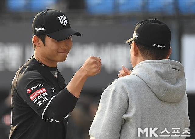 29일 서울 잠실야구장에서 ‘2026 프로야구’ KT 위즈와 LG 트윈스의 경기가 열렸다. 이날 경기는 KT가 6-5로 승리했다. KT 박영현이 이강철 감독과 하이파이브를 하고 있다. 사진(잠실 서울)=천정환 기자