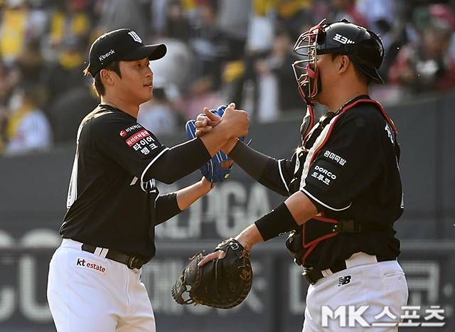 28일 서울 잠실야구장에서 ‘2026 프로야구’ KT 위즈와 LG 트윈스의 경기가 열렸다. 이날 경기는 KT가 11-7로 승리했다. KT 박영현, 장성우가 승리의 기쁨을 나누고 있다. 사진(잠실 서울)=천정환 기자