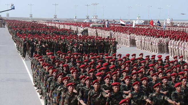 2022년 9월 후티 반군 병력들이 예멘 항구도시 호데이다에 사열한 모습./로이터=뉴스1