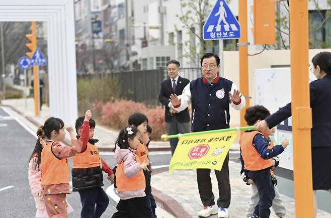 경기 하남 미사숲에 어린이 교통공원이 30일 개장했다. 사진은 이현재 하남시장이 교통안전 봉사를 하고 있는 모습. /사진제공=하남시