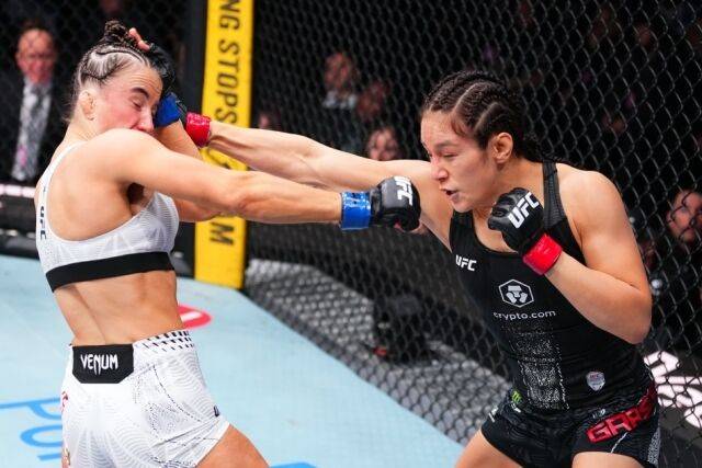 메이시 바버를 압도한 알렉사 그라소(오른쪽)./UFC