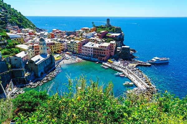 베르나차 항구 풍경. 반달 모양의 항구와 그 위로 층층이 올라선 집들이 인상적이다.